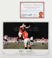 Lou Macari és Gordon Hill, a Manchester United 1977-es FA Kupa-győztes labdarúgócsapata játékosainak autográf aláírásai fotónyomaton, tanúsítvánnyal, 40x30 cm / Autograph signed photo of Lou Macari and Gordon Hill, players of Manchester Uniteds 1977 FA Cup champion football team, with certificate, 40x30 cm