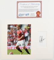 Luke Shaw angol labdarúgó, a Manchester United játékosának autográf aláírása, fotóval, paszpartuban, tanúsítvánnyal, teljes méret: 40x30 cm / Autograph signature of Luke Shaw English footballer, Manchester United player, in photo mount, with certificate, 40x30 cm