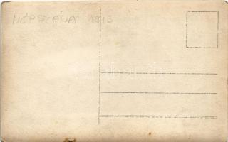 1913 Csoportkép Népszava újsággal, reklám / Hungarian newspaper advertisement. photo (EK)