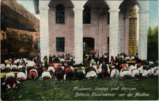Muslimani klanjaju pred dzamijom / Betende Muselmänner vor der Moschee / Bosnian folklore, Muslim men praying in front of the mosque