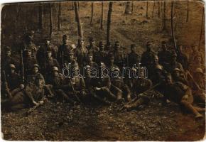 1918 Osztrák-magyar katonák csoportja / WWI Austro-Hungarian K.u.K. military, group of soldiers. photo + K.u.K. Inf. Reg. No. 5. 9. Feldkompagnie (vágott / cut)
