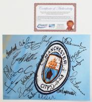 A Manchester City FC angol labdarúgócsapat korábbi játékosainak (Joe Corrigan, Ian Brightwell, Mike Summerbee, stb.) autográf aláírásai fotónyomaton, tanúsítvánnyal, 40x30 cm (Ritka) / Autograph signatures of former Manchester City FC players (Joe Corrigan, Ian Brightwell, Mike Summerbee, etc.), with certificate, 40x30 cm (Rare)