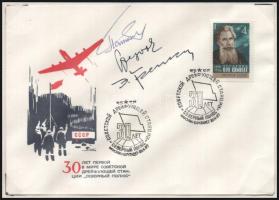 A szovjet Északi Sark 1 expedíció tagjainak autográf aláírásai emlékborítékon Ivan Dmitrijevics Papa...