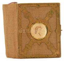 cca 1860-1890 Dekoratív rézveretes, vászonborítású fotóalbum, benne vizitkártyák magyar és külföldi ...