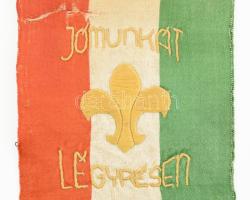 cca 1940-1945 Asztali cserkészzászló, hímzett selyem, kis részen kopás miatti szakadással