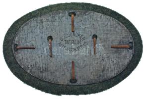 Német Birodalom ~1914. Géppuskás bronz felvarró filc anyagra rögzítve, hátoldalán "C.E. Juncker...