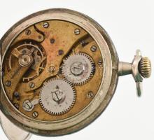 Remontoir Ancre lovas díszítésű zsebóra, másodpercmutatót számlappal, kopott számlappal, hátul az ór...