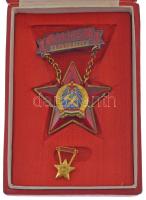 ~1950. Szakma Kiváló Dolgozója - Könnyűipar Rákosi-címeres zománcozott kitüntetés hátlapon 62120 sorszámmal, eredeti Rákosi-címeres tokban, miniatűrrel T:AU