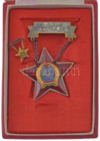 ~1950. Kiváló Dolgozó Rákosi-címeres zománcozott kitüntetés, eredeti Rákosi-címeres tokban, miniatűrrel T:XF,VF zománchiba