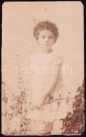 Turcsányi Olga (Turchányi, Turcsánszkai, született: Turcsányi Róza Jozefa Mária, 1878-1937) színésznő, énekesnő gyerekkori fotója, Strelisky műterméből, körbevágva, 11×6,5 cm