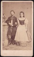 cca 1870 Fiatal házaspár portréja, keményhátú fotó Simonyi pesti műterméből, 10,5×6,5 cm