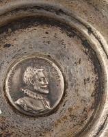 cca 1870 Domborműves ezüstözött-aranyozott vörösréz temperancia-tál hátoldalon: Sculpabit Franciscus...