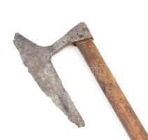 Lehajló élű bárd cca 1450 . 85 cm