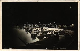 1935 Komárom, Komárno; Veger / Abends / kikötő este, uszályok / port, harbour at night, barges (EB)