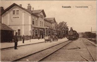 Trencsén, Trencín; vasútállomás, gőzmozdony, vonat. Vasúti levelezőlapárusítás 140. / Bahnhof / railway station, locomotive (ragasztónyom / glue mark)