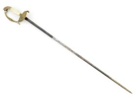 I. Ferenc József gálatőrkard tokjában cca 1850 Markolat egyik oldalt ragasztott borítással