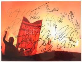 A Hamburg (Hamburger SV) német labdarúgócsapat játékosainak autográf aláírásai (össz. ~20 db) fotónyomaton, tanúsítvánnyal, 40x30 cm / Autograph signatures of Hamburg (Hamburger SV) players (approx. 20 in total), with certificate, 40x30 cm