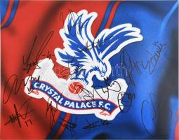 A Crystal Palace FC angol labdarúgócsapat játékosainak autográf aláírásai (össz. ~15 db) fotónyomaton, tanúsítvánnyal, 35x28 cm / Autograph signatures of Crystal Palace FC players (approx. 15 in total), with certificate, 35x28 cm