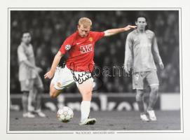 Paul Scholes angol labdarúgó, edző, a Manchester United volt játékosának autográf aláírása fotónyomaton, tanúsítvánnyal, 40x30 cm / Autograph signed photo of Paul Scholes English footballer, coach, former Manchester United player, with certificate, 40x30 cm