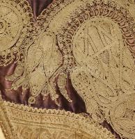 Szőtt bársonyon aranyhímzett kerek terítő 1820 d: 120 cm