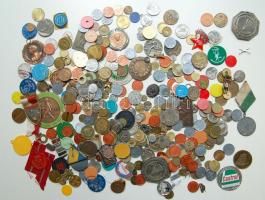 Érdekes zseton, jelvény, játékpénz, érem, plakett, kitüntetés, egyebek tétel, 403db, egész világ, régi és új, sok jobbal!