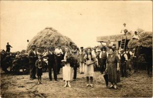 1933 Cibakháza, Cséplés gőzgéppel, magyar folklór. Kovácsné (Újkécske, Tiszakécske) photo (felületi sérülés / surface damage)