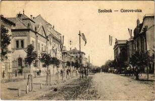 1923 Szolnok, Gorove utca, magyar zászlók. Vasúti levelezőlapárusítás 4795. (EK)