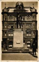 1933 Budapest VIII. Baross utca, Korányi-Fröhlich lakatosáru és redőnygyár, 32-es Mária Terézia házi ezred hősi emlékszobra, takarékpénztár (b)