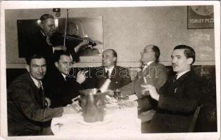 1940 Balatonfüred, Liliom étterem és kávéház, belső, cigarettázó társaság, Törley pezsgő reklámja a falon. Hátoldalon aláírások. photo (EK)