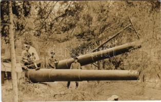 Első világháborús német nehézágyú fedezékben, katonák / WWI German military cannons under cover, soldiers. photo