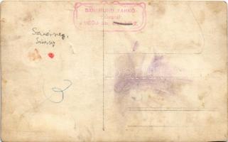 Szinérszeg, Sinersig (Temes); utcakép falubeliekkel, kerékpáros, háttérben a templom. Sigismund Tark...