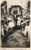 ~1935 Sao Paulo egyik külvárosában, Indianópolisban a magyar iskolás gyermekek várják Haydin Albert riói követ megérkeztét, Isten hozott felirat. photo (fa)