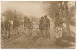 Törcsvári-szoros, Törzburger Pass, Culoarul Rucar-Bran; román útépítők / Romanian man at a road construction. photo