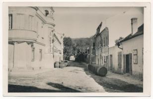 Kismarton, Eisenstadt; Weinhändler Sandor Wolf im Ghetto / Zsidó getto, Wolf Sándor borkereskedő üzlete, boroshordók az utcán / Old Jewish ghetto, wine merchant's shop, barrels on the street. V. Tomann Wien, photo