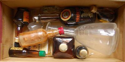 Régi alkoholos miniüveg gyűjtemény cipősdobozban