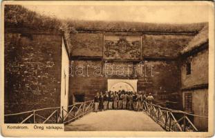 Komárom, Komárno; Öreg várkapu katonákkal. Spitzer Sándor kiadása / castle gate with K.u.K. soldiers (EK)