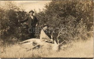 1923 Dömös, vadászok a lelőtt szarvassal. photo (EK)