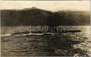 Osztrák-magyar haditengerészet tengeralattjárója matrózokkal / K.u.K. Kriegsmarine Unterseeboot / WWI Austro-Hungarian Navy submarine with mariners. photo