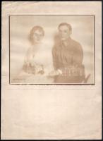 1917 Engel Vilmosné Garai Ilonának (1892-1972), és férje Engel Vilmos (1879-1969) a Szegedi Napló főszerkesztőjének fotója, fotó kartonon, a fotó részben elvált a kartontól, sérült kartonnal, 17x21 cm, teljes: 34x25 cm