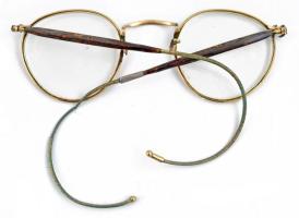 Drótkeretes, régi szemüveg, kissé laza szárakkal