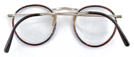 Régebbi szemüveg