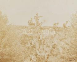 cca 1914-1918 I. világháborús katonai csoportkép, kartonra kasírozott fotó, kissé foltos, 20×38 cm