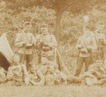 cca 1914-1918 I. világháborús katonai csoportkép, kartonra kasírozott fotó, kissé foltos, 20×38 cm