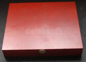 Fa éremtartó kazetta, 11 férőhellyel, 47x47mm