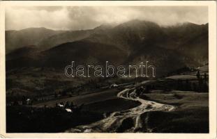 Borsa (Máramarosi Kárpátok), a Nagy-Pietrosz hegység Borsánál, Horthy Miklós csúcs / mountain, road (EK)