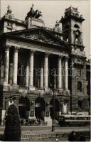 Budapest V. Kossuth Lajos tér, Magyar Munkásmozgalmi Intézet (építette Hauszmann Alajos), trolibusz. Magyar Fotó, Járai Rudolf felvétele. Képzőművészeti Alap Kiadóvállalat