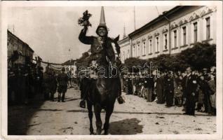 1940 Máramarossziget, Sighetu Marmatiei; bevonulás / entry of the Hungarian troops. photo + "1940 Máramarossziget visszatért" So. Stpl. (kis szakadás / small tear)