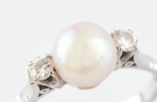 14K fehérarany gyűrű tenyésztett gyönggyel és 2 db brillel (ca 0,02ct) 2,7 g m:55