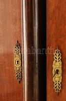 Neoempire háromajtós vitrinszekrény, szép állapotban, 42x188x182 cm / A tétel a Gödöllői Királyi Kas...