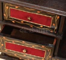 Historizáló, tulipánmotívumos, kis szekrény, 1850 körül, korának megfelelő állapotban, 52x21x62 cm /...